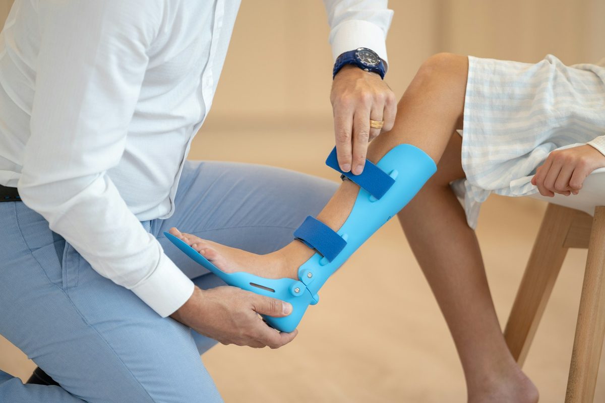 A splint being fitted to a teenager&rsquo;s leg